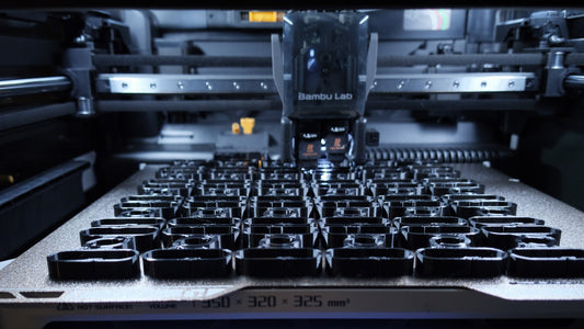 Bambu-Lab 3D-Drucker beim Druck vieler schwarzer PETG-Teile für Growzelt-Zubehör