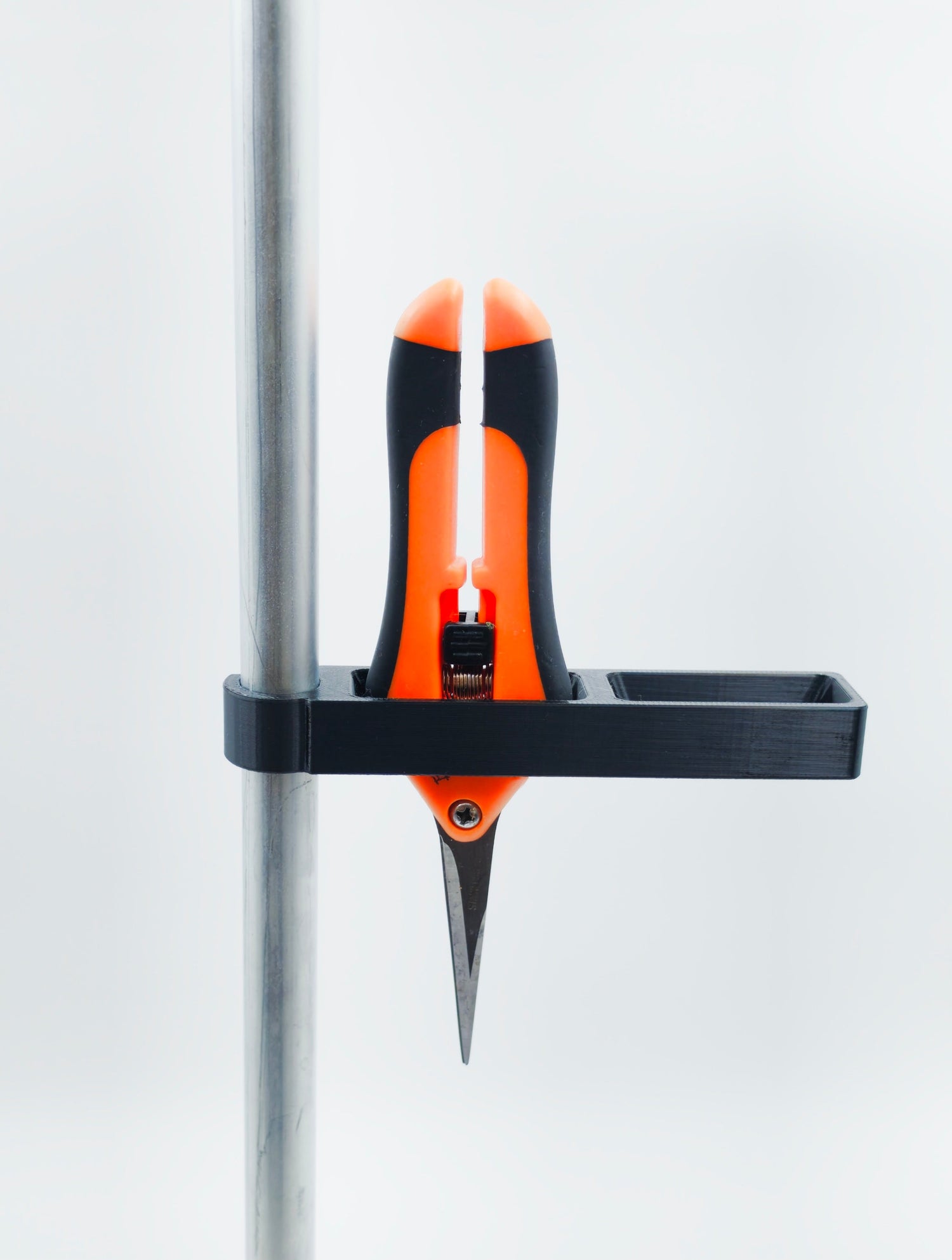 3DGROW Scherenhalter auf einer Growzelt-Stange – kompatibel mit Garden HighPro Probox