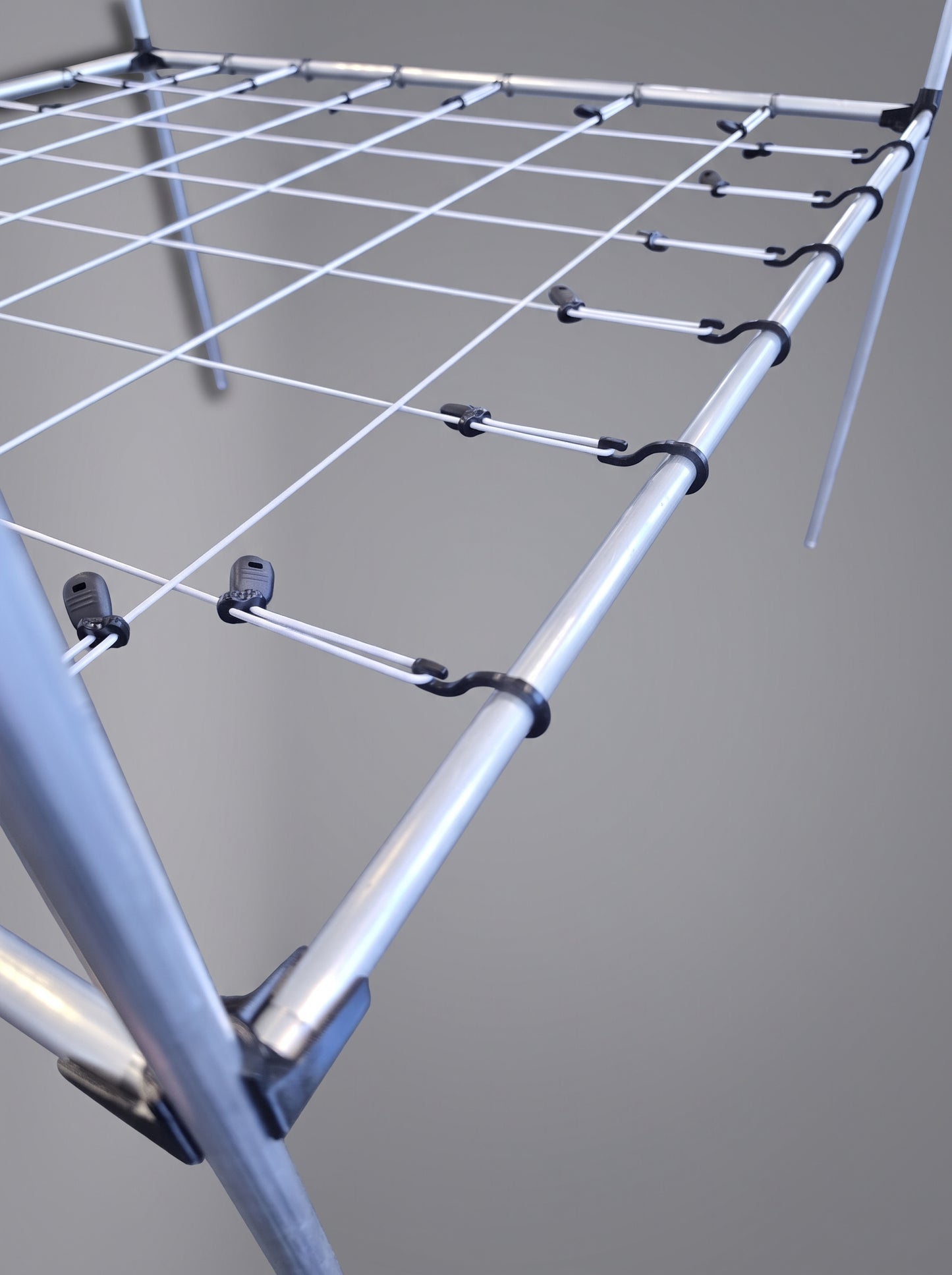 FlexGrow SCROG-Netz Detail – Haken und Kordelstopper auf der Alustange